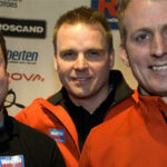 En grupp män poserar för en bild vid ett evenemang. (AI text)