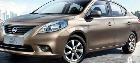 En Nissan Versa parkerad på en stadsgata (AI text)