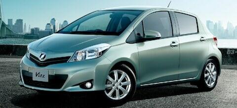 En Toyota Yaris parkerad framför en stadsscener. (AI text)