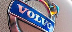 Volvo-logotypen syns på instrumentbrädan i bilen. (AI text)