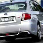 En silverfärgad Subaru WRX STI kör på en racerbana. (AI text)