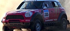 En Mini Countryman kör på en grusväg. (AI text)