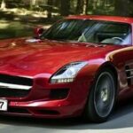 En Mercedes-Benz SLS AMG kör ned längs en väg. (AI text)