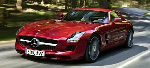 En Mercedes-Benz SLS AMG kör ned längs en väg. (AI text)