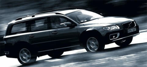 En Volvo XC90 SUV kör ner en väg. (AI text)