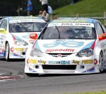 En racebil tävlar på en bana. (AI text)