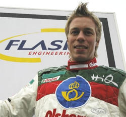 En racerförare i racingskjorta håller ett pris. (AI text)