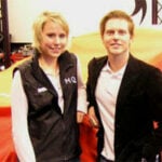 En man och en kvinna står bredvid en bil. (AI text)