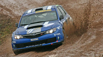 En blå Subaru WRX kör genom leran. (AI text)