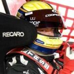 en race car-förare i en race car (AI text)