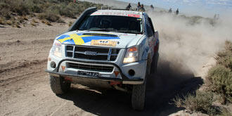 En Ford Ranger RTW kör längs en grusväg. (AI text)