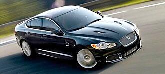 En svart jaguar XKR kör ner en väg. (AI text)