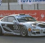 En Porsche GT3 RS tävlar på en racerbana. (AI text)