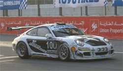 En Porsche GT3 RS tävlar på en racerbana. (AI text)