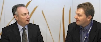 Två män i kostym samtalar. (AI text)