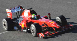 En Ferrari F1-bil kör på en bana. (AI text)