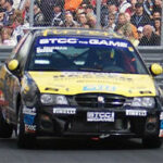 En racerbil kör på en bana. (AI text)