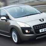 En Peugeot 208 kör nedför en stadsgata. (AI text)