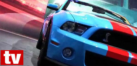 En Ford Mustang GT-racebil kör ner gatan. (AI text)