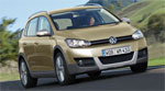 En Volkswagen Golf kör nerför en väg. (AI text)