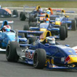 en grupp tävlingsbilar på en racerbana (AI text)