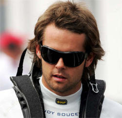 en racerförare i hjälm och solglasögon (AI text)