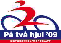 En motorcykel med orden PÁT TA HUL 09 på den. (AI text)