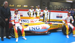 En grupp personer står bredvid en racerbil. (AI text)