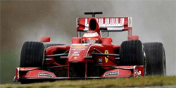 En Ferrari F1-bil kör på en bana. (AI text)