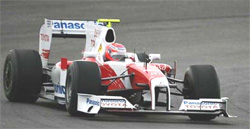 En racebil kör nerför en bana. (AI text)