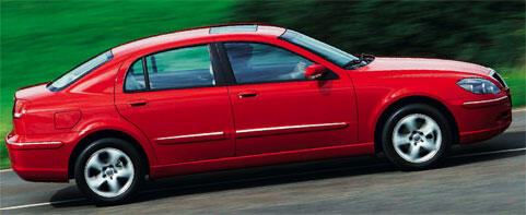 En röd bil kör nerför en väg. (AI text)