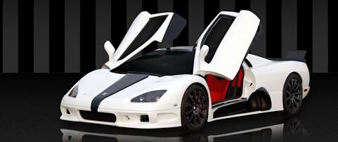 En vit sportbil mot en svart bakgrund. (AI text)