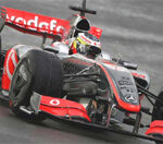 En McLaren F1-bil kör på en racerbana. (AI text)