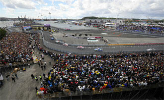 En skara personer tittar på en tävling. (AI text)