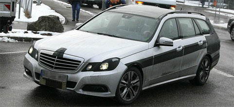 Mercedes E-klass upptäckt i skymningståget (AI text)