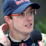 Red Bull-racingförare talar med journalister (AI text)