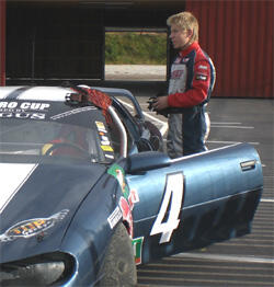 En racebil står parkerad i en garage. (AI text)