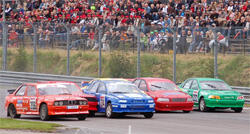 en grupp bilar på en bana (AI text)