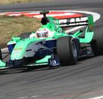 En grön racerbil på en bana. (AI text)