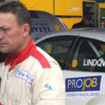 En man i en rallyklädsel och en kvinna i ett rött skjortöställ (AI text)