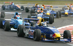 en grupp racerbilar på en bana (AI text)