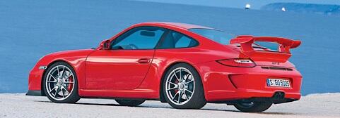 En röd Porsche 911 GTS parkerad på en snöig väg. (AI text)