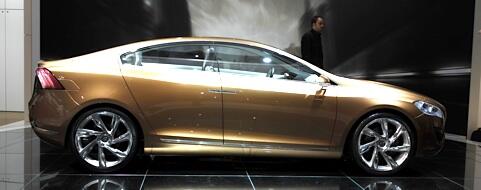 En Volvo S60 bil utställd på en bilsalong. (AI text)