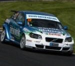 En racebil kör längs banan. (AI text)