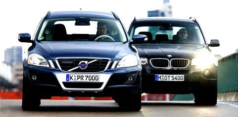 Bilar kör nedför en väg. (AI text)