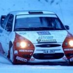 En Ford Explorer kör nedför en snöig backe. (AI text)