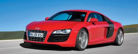 En Audi R8 LS1 kör på en väg. (AI text)