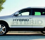 En hybrid Volkswagen Touareg parkerad vid en vägkant. (AI text)