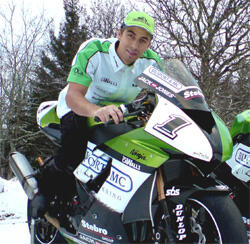 Två personer på motorcyklar i snön. (AI text)