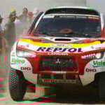 En rallybil kör genom en öken. (AI text)